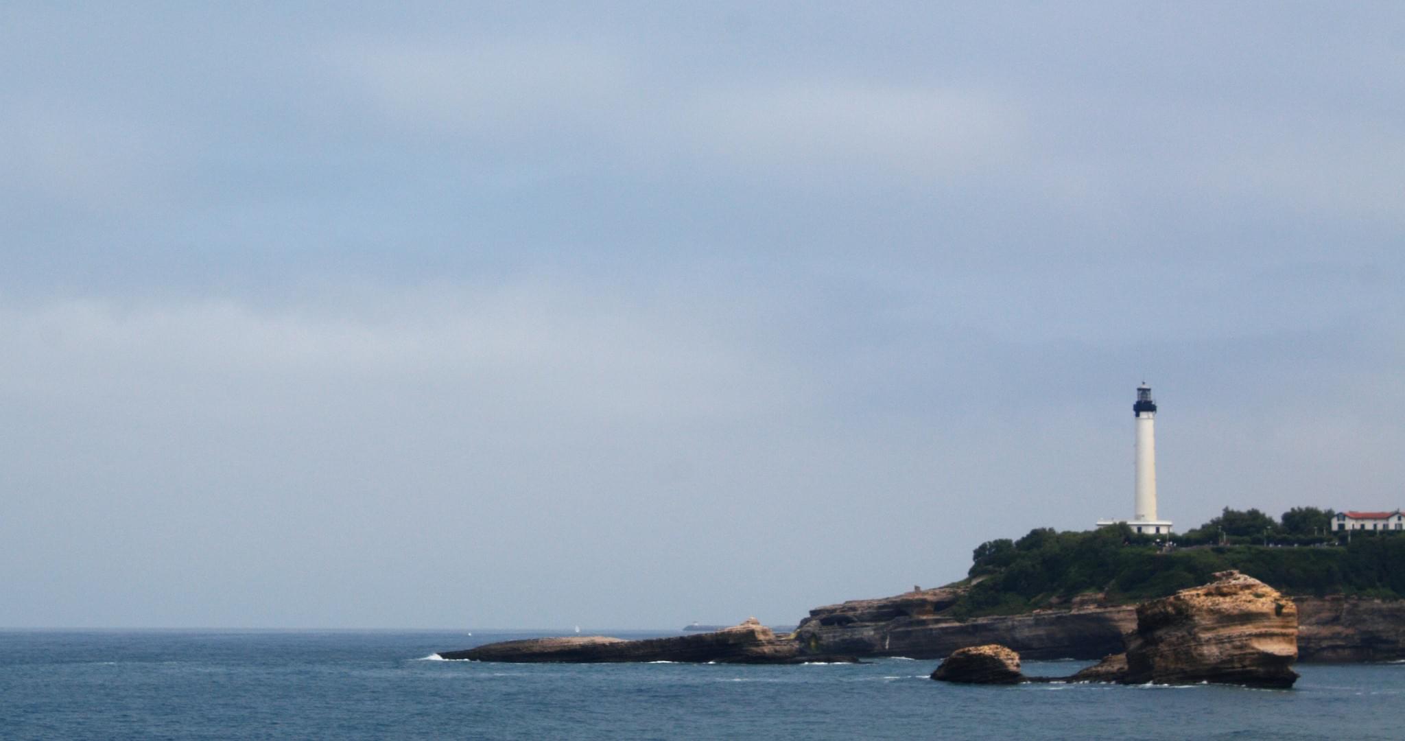 Le phare de Biarritz face à l'océan